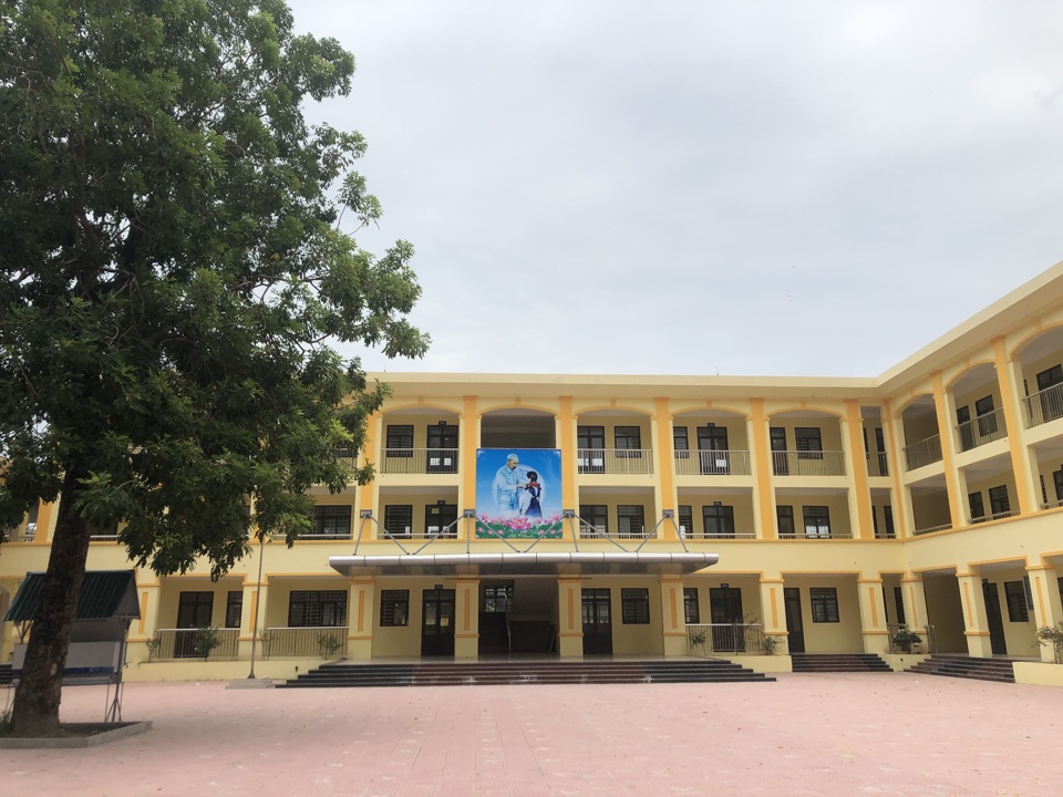 Khu trường học mới được UBND huyện Ứng Ho&agrave; đầu tư x&acirc;y dựng tại THCS Ho&agrave; Ph&uacute;. Ảnh: Lại Tấn.
