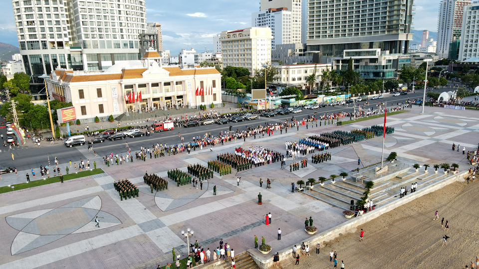 Đặc biệt, TP Nha Trang đ&atilde; đầu tư x&acirc;y dựng trụ cờ mới bề thế, lắp đặt c&aacute;c thiết bị v&agrave; trang tr&iacute; khu&ocirc;n vi&ecirc;n cảnh quan khu vực trụ cờ bảo đảm t&iacute;nh trang nghi&ecirc;m v&agrave; đẹp mắt, tạo n&ecirc;n một điểm nhấn khu vực trung t&acirc;m Quảng trường 2-4.