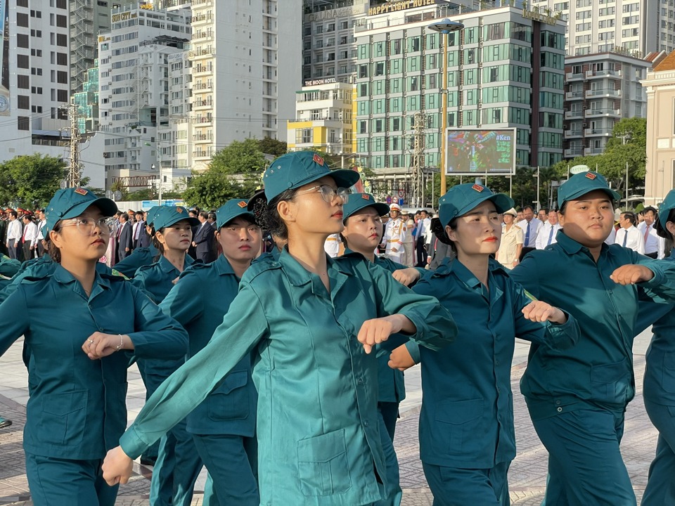 Ngo&agrave;i ra c&ograve;n c&oacute; khối l&atilde;nh đạo Th&agrave;nh ủy, HĐND, UBND v&agrave; c&aacute;c ban, ng&agrave;nh TP Nha Trang; Khối Ủy ban MTTQ Việt Nam TP Nha Trang v&agrave; c&aacute;c đo&agrave;n thể của th&agrave;nh phố; Khối C&ocirc;ng an TP Nha Trang; Khối nam d&acirc;n qu&acirc;n TP Nha Trang mang s&uacute;ng AR15; khối nữ d&acirc;n qu&acirc;n v&agrave; nam d&acirc;n&nbsp;qu&acirc;n TP Nha Trang; c&ugrave;ng khối c&aacute;c trường Học viện Hải qu&acirc;n, Sĩ quan Kh&ocirc;ng qu&acirc;n, Sĩ quan Th&ocirc;ng tin.