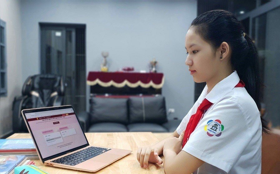 Bối cảnh triển khai Chương trình GDPT 2018 với lớp 6, hầu hết học sinh cả nước phải học bằng hình thức online (Ảnh: Nam Du)