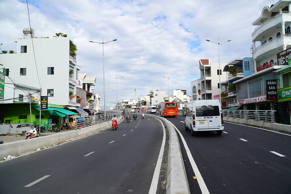 C&aacute;c phương tiện di chuyển hai chiều l&ecirc;n n&uacute;t giao th&ocirc;ng Ngọc Hội từ hướng TP Nha Trang đi huyện Di&ecirc;n Kh&aacute;nh.