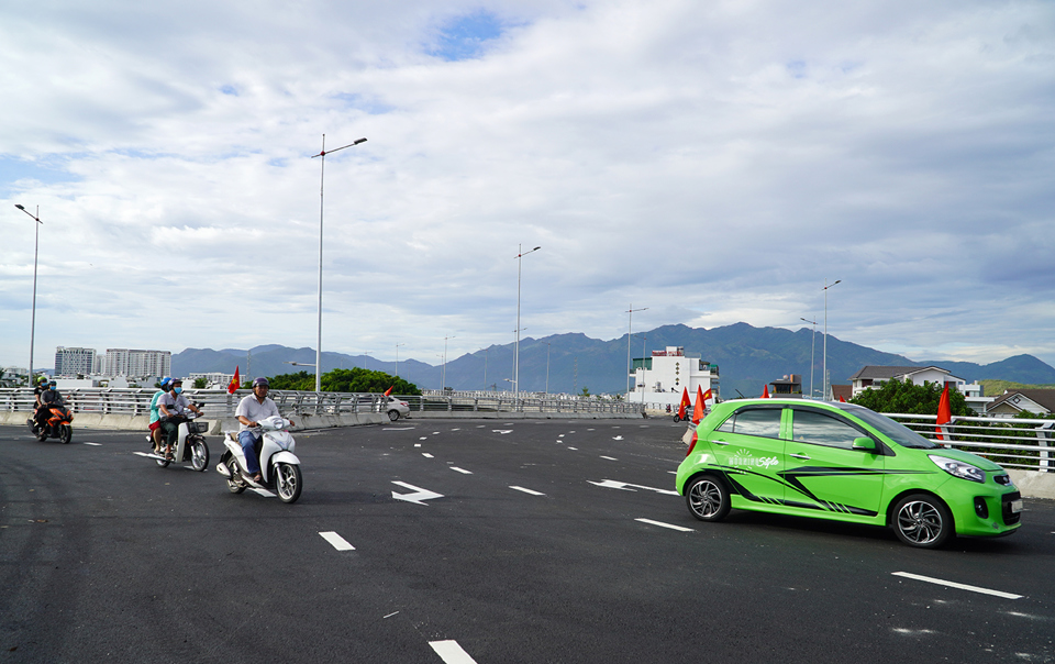 Việc dự &aacute;n th&ocirc;ng xe tuyến Đ&ocirc;ng - T&acirc;y v&agrave; Nam TP Nha Trang đ&atilde; khiến người d&acirc;n rất phấn khởi, giao th&ocirc;ng được th&ocirc;ng suốt, tr&aacute;nh &ugrave;n t&aacute;c giao th&ocirc;ng k&eacute;o d&agrave;i. Nhiều người d&acirc;n cảm thấy th&uacute; vị khi trải nghiệm n&uacute;t giao tr&ecirc;n cao.