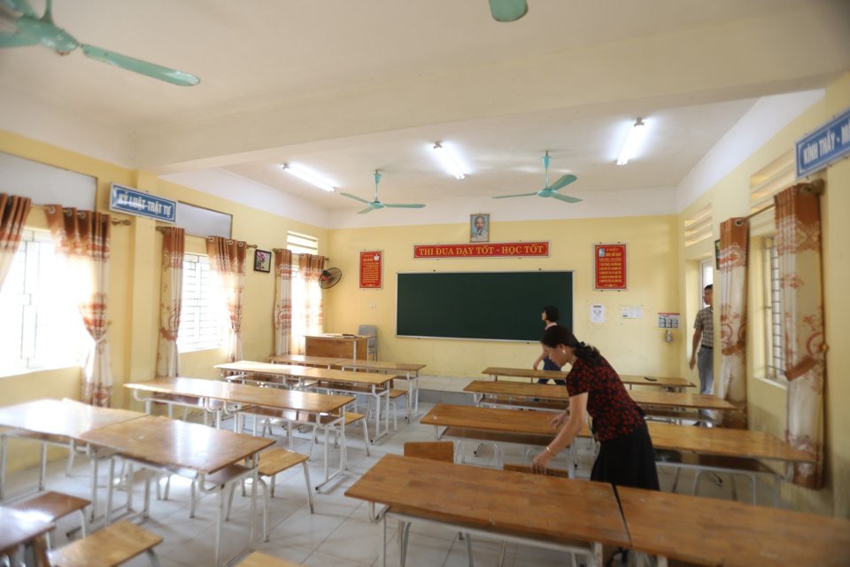 Lớp học tại Trường THCS Vạn Th&aacute;i (Ứng Ho&agrave;) được kiểm tra kỹ lưỡng trước thềm năm học mới. Ảnh: Lại Tấn.