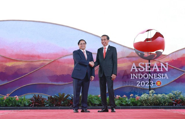 Tổng thống Indonesia Joko Widodo ch&agrave;o đ&oacute;n Thủ tướng Phạm Minh Ch&iacute;nh dự Hội nghị Cấp cao ASEAN lần thứ 42, tổ chức tại Labuan Bajo, Indonesia v&agrave;o th&aacute;ng 5/2023 - Ảnh VGP/Nhật Bắc &nbsp;