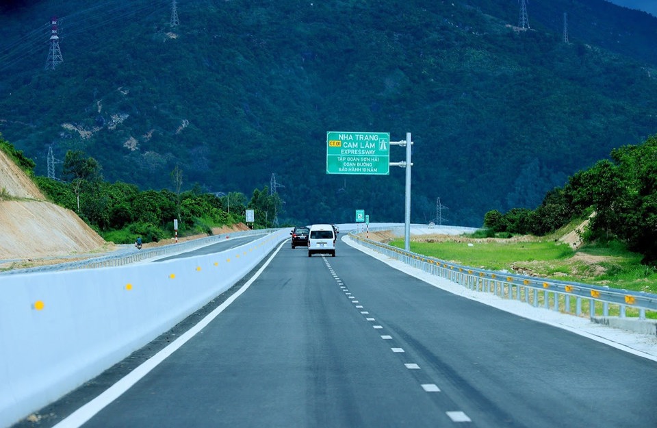 Tuyến đường bộ cao tốc Bắc - Nam ph&iacute;a đ&ocirc;ng với tổng chiều d&agrave;i 2.063 km từ Cửa khẩu Hữu Nghị - Lạng Sơn đến C&agrave; Mau đi qua 32 tỉnh, th&agrave;nh phố khi ho&agrave;n th&agrave;nh được kỳ vọng tạo ra động lực đột ph&aacute;, ph&aacute;t huy được tiềm năng, lợi thế c&aacute;c tỉnh, th&agrave;nh của Việt Nam - Ảnh: VGP &nbsp;