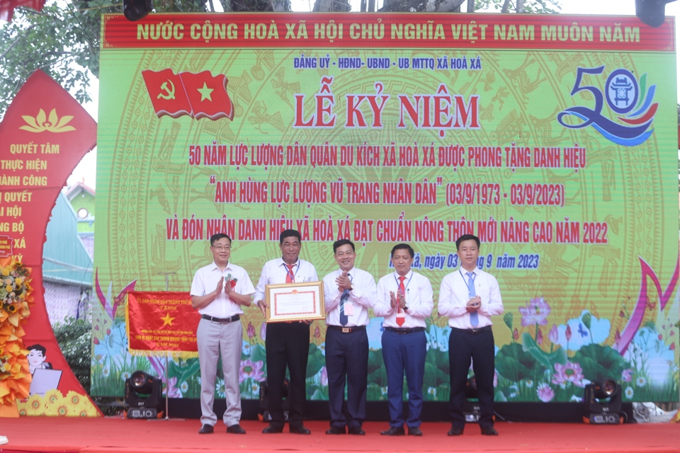 Ph&oacute; Ch&aacute;nh văn ph&ograve;ng điều phối n&ocirc;ng th&ocirc;n mới TP H&agrave; Nội Ngọ Văn Ng&ocirc;n trao bằng c&ocirc;ng nhận n&ocirc;ng th&ocirc;n mới n&acirc;ng cao cho l&atilde;nh đạo x&atilde; Ho&agrave; X&aacute; (Ứng Ho&agrave;). Ảnh: Lại Tấn.