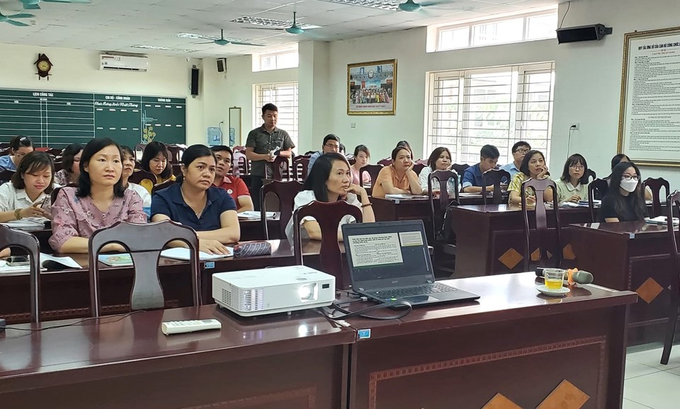 Giáo viên THCS quận Ba Đình tham gia một buổi tập huấn, bồi dưỡng chuyên môn KHTN