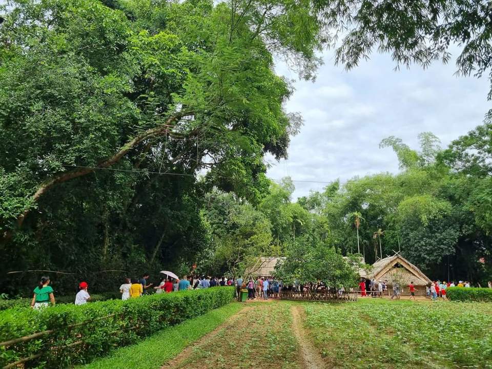 Khu di t&iacute;ch Kim Li&ecirc;n, Nam Đ&agrave;n, qu&ecirc; hương Chủ tịch Hồ Ch&iacute; Minh đ&oacute;n lượng kh&aacute;ch lớn về d&acirc;ng hoa, d&acirc;ng hương v&agrave; tham quan.