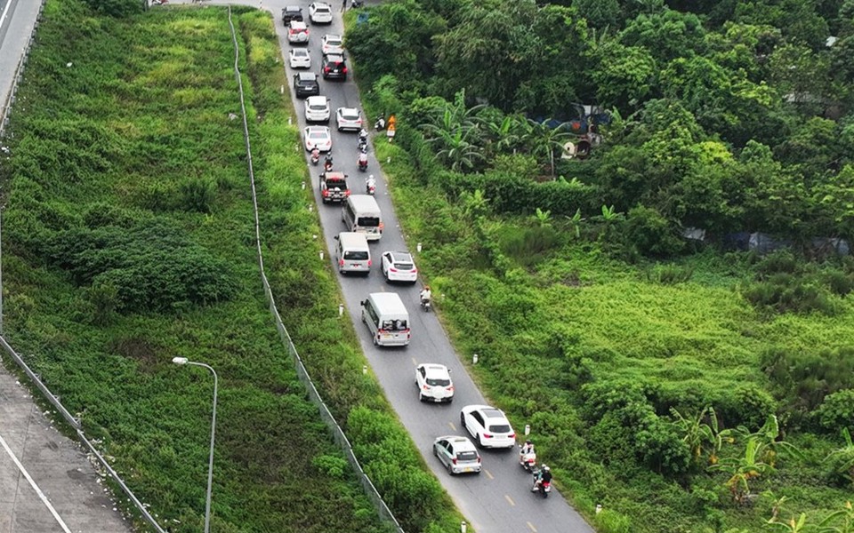 Tránh tắc đường, nhiều người dân lên Hà Nội từ sớm - Ảnh 3