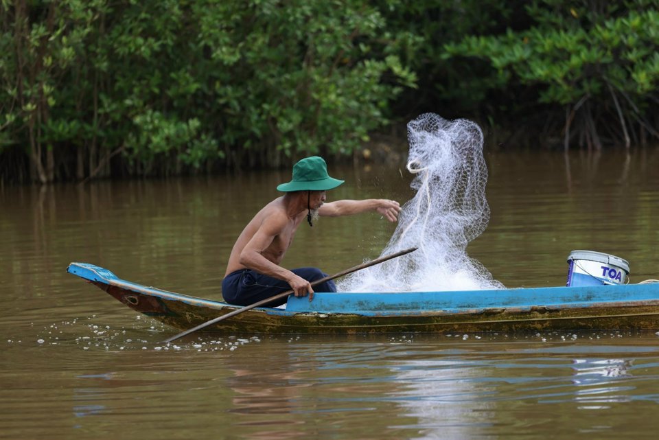 Người d&acirc;n đ&aacute;nh c&aacute; tại đất Mũi C&agrave; Mau. Ảnh: Ho&agrave;ng Thao.