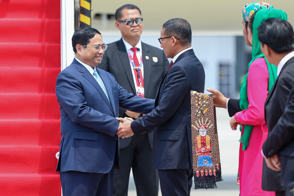 Bộ trưởng Du lịch v&agrave; Kinh tế S&aacute;ng tạo Indonesia Sandiaga Uno đ&oacute;n Thủ tướng Phạm Minh Ch&iacute;nh tại cầu thang m&aacute;y bay - Ảnh: VGP/Nhật Bắc &nbsp;