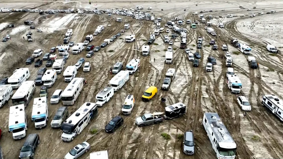 C&aacute;c phương tiện đang cố gắng rời khỏi lễ hội Burning Man v&agrave;o ng&agrave;y 3/9. Nguồn: CNN