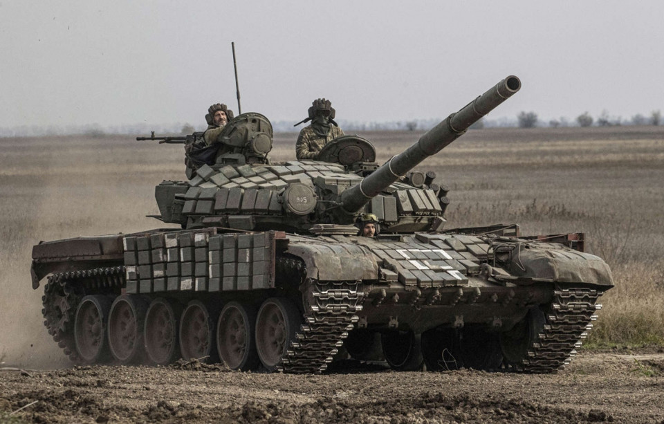 Xe tăng Ukraine tr&ecirc;n đường tới mặt trận Kherson. Ảnh: Reuters