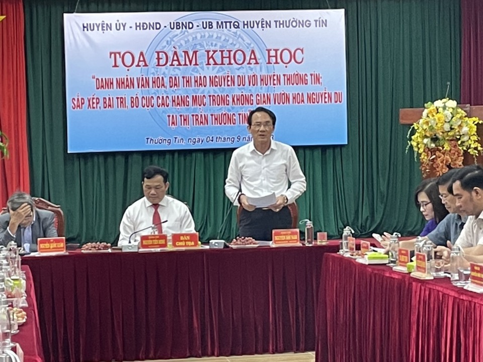 Ph&oacute; Trưởng ban D&acirc;n vận Tỉnh ủy H&agrave; Tĩnh Nguyễn Hải Nam - Hậu duệ Danh nh&acirc;n Văn h&oacute;a, Đại thi h&agrave;o Nguyễn Du trao đổi &yacute; kiến.&nbsp;