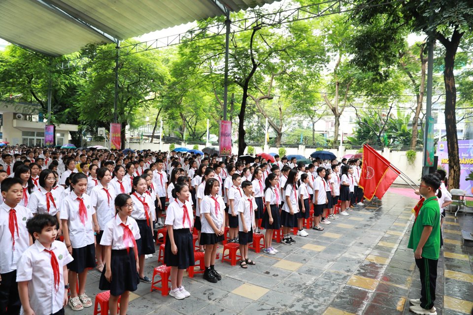 Sáng 4/9, học sinh Trường THCS Hoàng Hoa Thám, quận Ba Đình tổng duyệt cho lễ khai giảng . Ảnh: Phạm Hùng