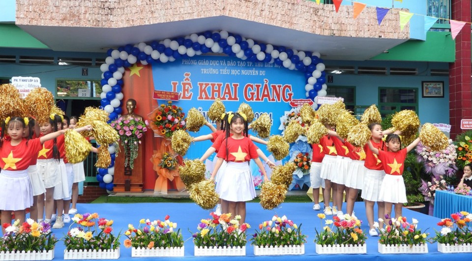 Lễ khai giảng năm học mới tại trường Tiểu học Nguyễn Du, TP Thủ Dầu Một