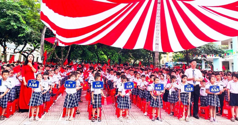 Học sinh trường Tiểu học Xu&acirc;n Đỉnh (quận Bắc Từ Li&ecirc;m) phấn khởi bước v&agrave;o năm học mới.