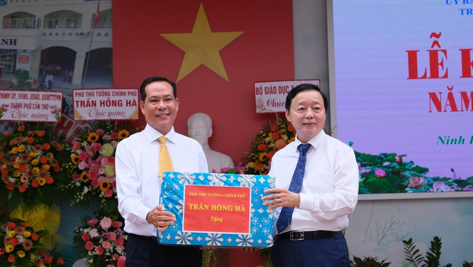Ph&oacute; Thủ tướng Ch&iacute;nh phủ Trần Hồng H&agrave; tặng qu&agrave; cho trường THCS Đo&agrave;n Thị Điểm.