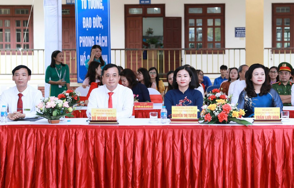 C&aacute;c đại biểu tham dự lễ khai giảng tại trường THPT Minh Quang