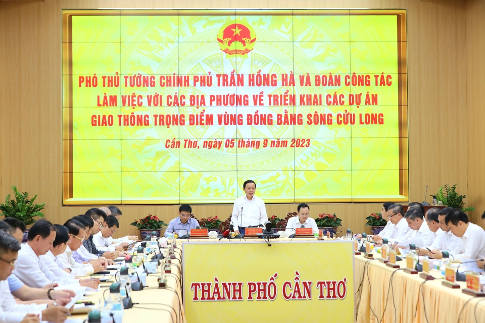 Ph&oacute; Thủ tướng Trần Hồng H&agrave; ph&aacute;t biểu tại buổi l&agrave;m việc với c&aacute;c địa phương ĐBSCL về triển khai c&aacute;c dự &aacute;n giao th&ocirc;ng trọng điểm.