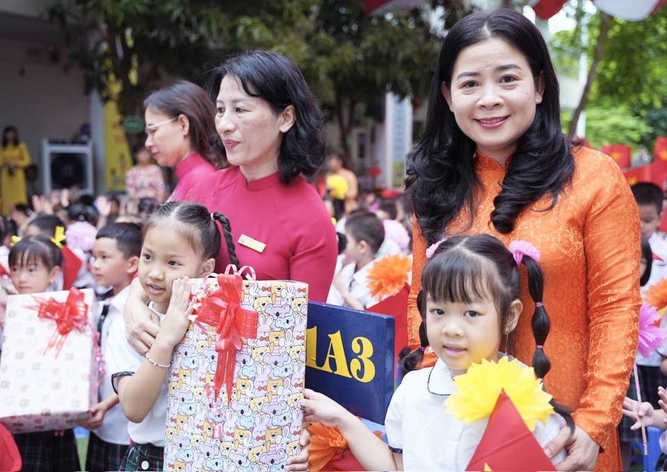 Ph&oacute; Chủ tịch HĐND quận Thanh Xu&acirc;n Trần Thị Thu H&agrave; tặng qu&agrave; cho c&aacute;c học sinh lớp 1 trường Tiểu học Thanh Xu&acirc;n Bắc