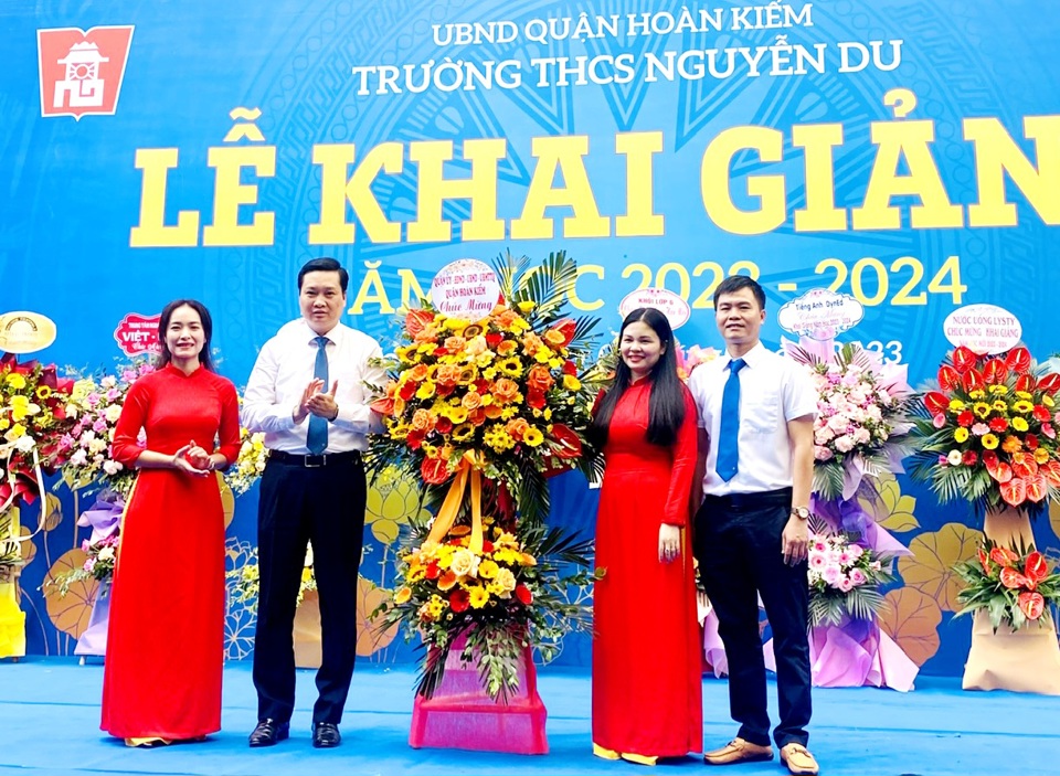 Ph&oacute; B&iacute; thư Thường trực Quận ủy Ho&agrave;n Kiếm Nguyễn Quốc Kh&aacute;nh tặng hoa ch&uacute;c mừng, động vi&ecirc;n thầy v&agrave; tr&ograve; Trường THCS Nguyễn Du trong ng&agrave;y khai giảng năm học 2023 - 2024