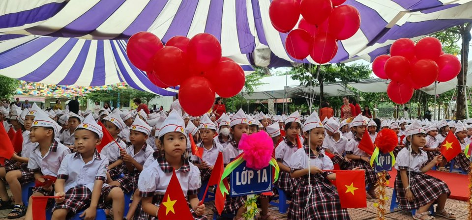 Học sinh lớp 1 Trường Tiểu học x&atilde; Ph&uacute; C&aacute;t h&aacute;o hức trong ng&agrave;y đầu ở ng&ocirc;i trường mới