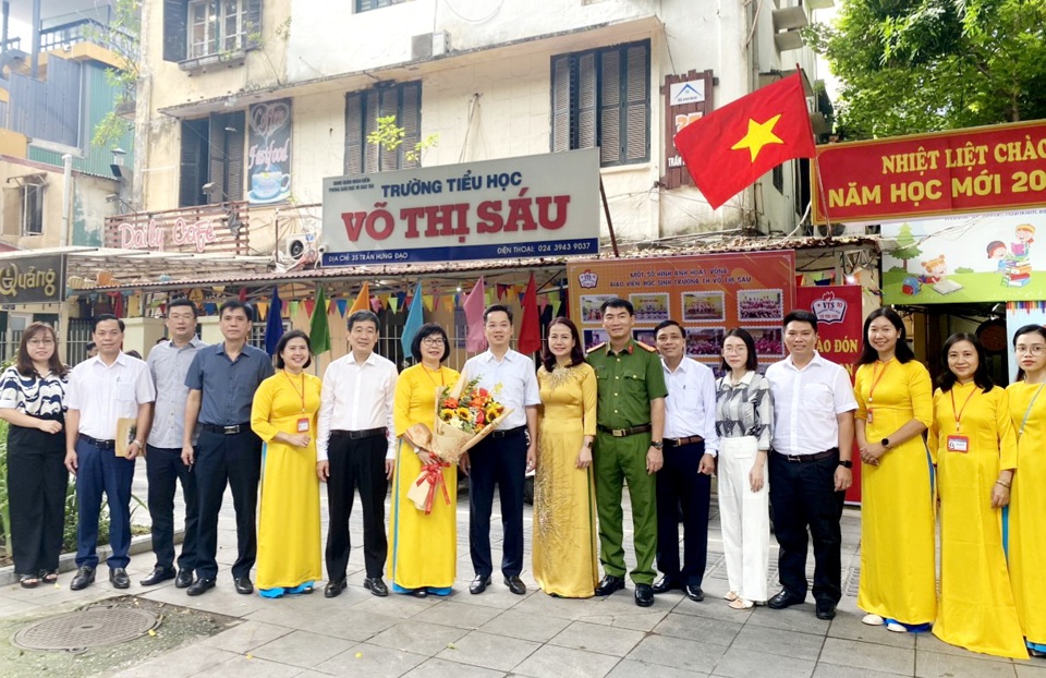 B&iacute; thư Quận ủy, Chủ tịch HĐND quận Ho&agrave;n Kiếm Vũ Đăng Định; Ph&oacute; Chủ tịch UBND quận Ho&agrave;n Kiếm Nguyễn Quốc Ho&agrave;n thăm, động vi&ecirc;n thầy, tr&ograve; trường Tiểu học V&otilde; Thị S&aacute;u (phường Phan Chu Trinh) - ng&ocirc;i trường c&ograve;n nhiều kh&oacute; khăn về cơ sở vật chất