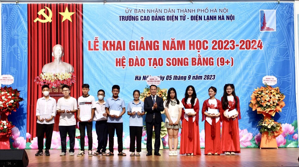 Lãnh đạo trường Cao đẳng Điện tử - Điện lạnh Hà Nội trao thưởng cho các em học sinh khối 10 có điểm đầu vào cao trong đợt tuyển sinh năm học 2023 - 2024. Ảnh: Trần Oanh