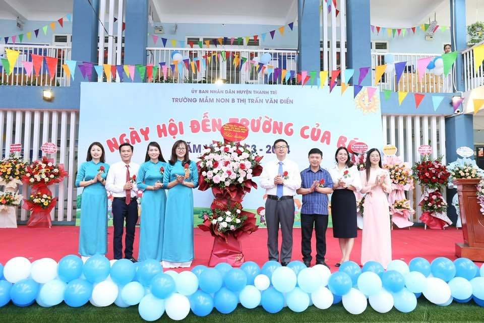 Ph&oacute; Chủ tịch UBND huyện Thanh Tr&igrave; Nguyễn Văn Hưng dự lễ khai giảng tại Trường Mầm non B Thị trấn Văn Điển.