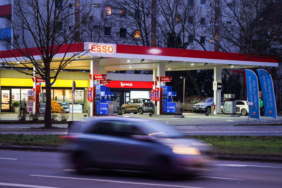 Mộttrạm xăng ở Berlin, Đức. Ảnh: Xinhua