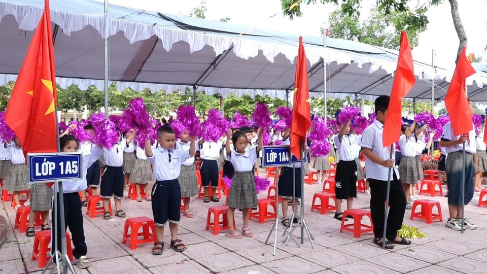 Học sinh lớp 1 trường Tiểu học Hồng Dương h&acirc;n hoan ng&agrave;y tựu trường