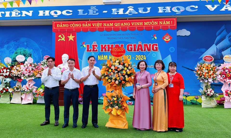 Ph&oacute; Chủ tịch UBND huyện Thanh Tr&igrave; Nguyễn Huy To&agrave;n dự lễ khai giảng tại Trường THCS T&acirc;n Triều.