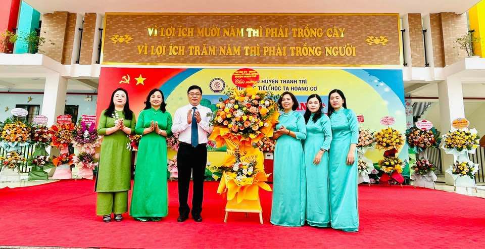 Chủ tịch HĐND huyện Thanh Tr&igrave; Đặng Đức Quỳnh dự lễ khai giảng năm học mới tại Trường Tiểu học Tạ Ho&agrave;ng Cơ