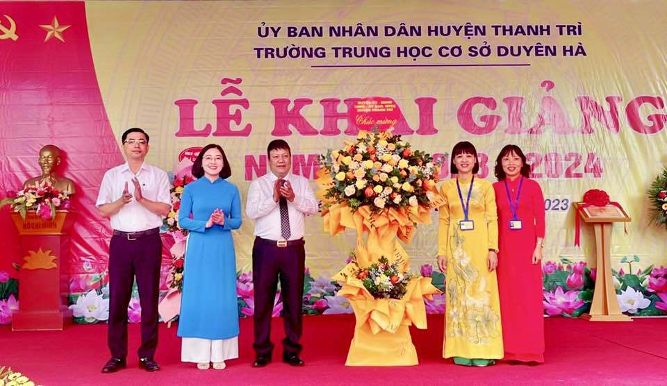 Chủ tịch UBND huyện Thanh Tr&igrave; Nguyễn Tiến Cường ch&uacute;c mừng thầy c&ocirc;, học tr&ograve; Trường THCS Duy&ecirc;n H&agrave;.