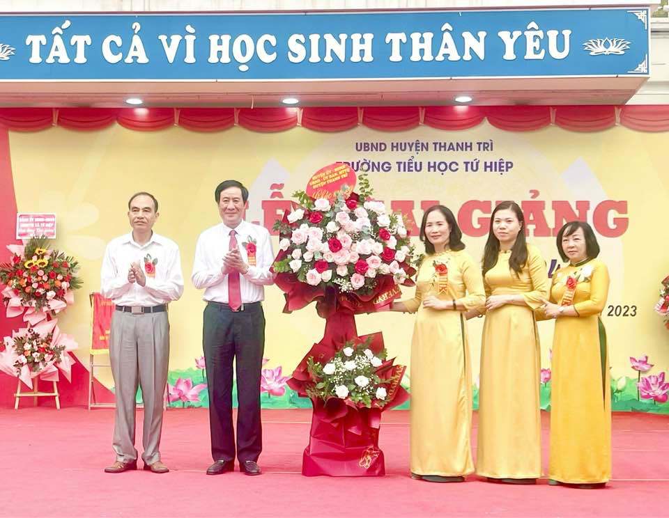 B&iacute; thư Huyện ủy Thanh Tr&igrave; L&ecirc; Tiến Nhật tặng hoa ch&uacute;c mừng thầy c&ocirc; v&agrave; học sinh Trường Tiểu học Tứ Hiệp.