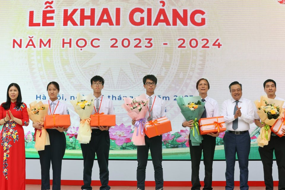 Trao thưởng cho học sinh, thầy c&ocirc; gi&aacute;o l&atilde;nh đội đạt th&agrave;nh t&iacute;ch xuất sắc trong k&igrave; thi Olympic Thi&ecirc;n Văn v&agrave; Vật l&yacute; Thi&ecirc;n văn Quốc Tế 2023 IOAA