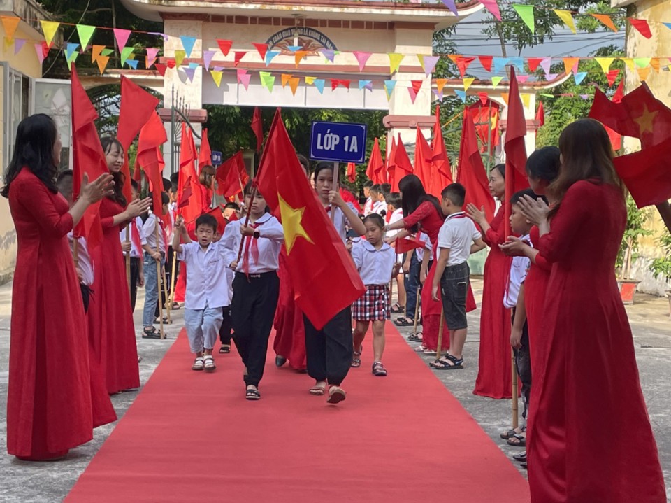 Lễ ch&agrave;o đ&oacute;n c&aacute;c học sinh lớp 1 trường Tiểu học Nam Tiến A