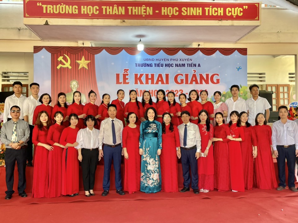 Ph&oacute; Chủ tịch UBND TP H&agrave; Nội Vũ Thu H&agrave; chụp ảnh lưu niệm c&ugrave;ng c&aacute;n bộ, gi&aacute;o vi&ecirc;n trường Tiểu học Nam Tiến A.