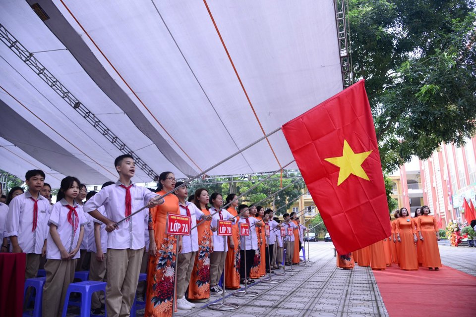 Học sinh&nbsp;Trường THCS Quang Minh h&aacute;t Quốc ca tại lễ khai giảng.