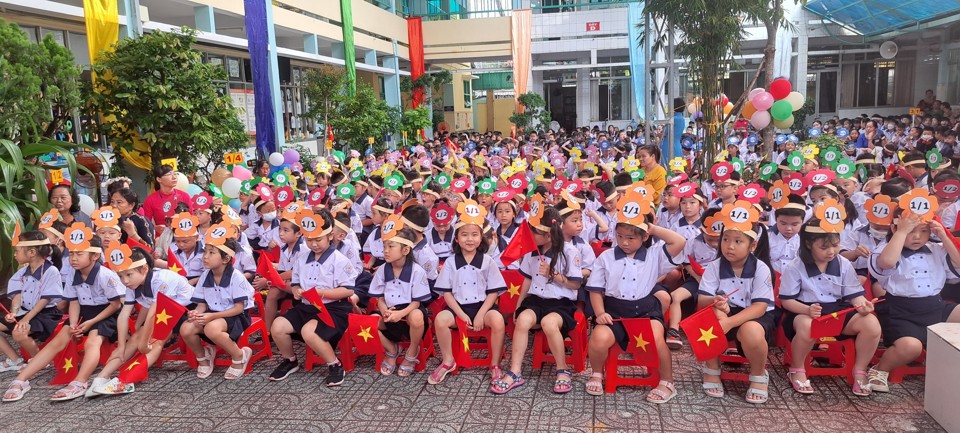 Học sinh trường Tiểu học Nguyễn Huệ (quận 6) h&aacute;o hức đến trường trong ng&agrave;y khai giảng.