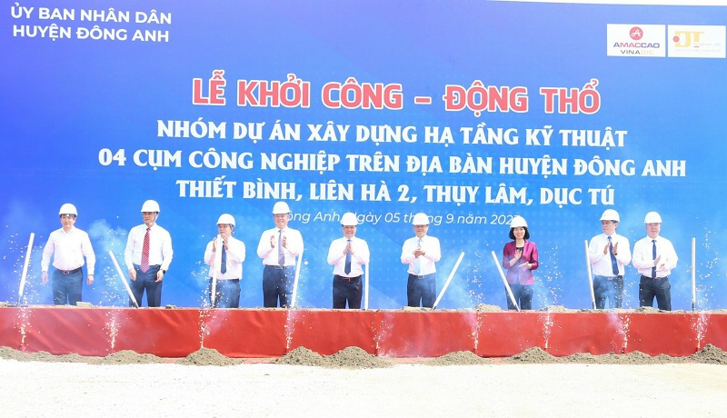 B&iacute; thư Th&agrave;nh ủy H&agrave; Nội Đinh Tiến Dũng (thứ 5 từ tr&aacute;i sang) c&ugrave;ng c&aacute;c đại biểu l&agrave;m lễ khởi c&ocirc;ng - động thổ 4 CCN tại huyện Đ&ocirc;ng Anh.