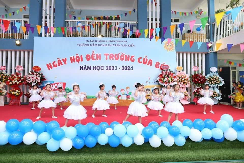 Một tiết mục văn nghệ trong ng&agrave;y hội đến trường của Trường Mầm non B Thị trấn Văn Điển.