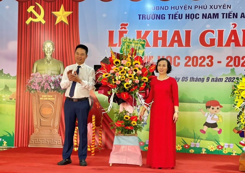 B&iacute; thư Huyện ủy Ph&uacute; Xuy&ecirc;n Nguyễn Xu&acirc;n Thanh tặng hoa ch&uacute;c mừng nh&agrave; trường nh&acirc;n dịp năm học mới