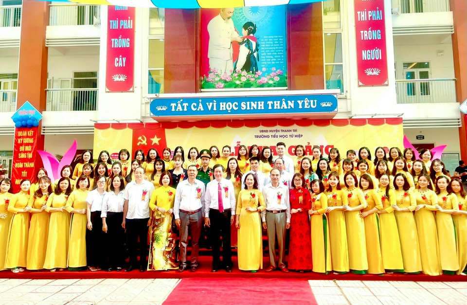 B&iacute; thư Huyện ủy Thanh Tr&igrave; L&ecirc; Tiến Nhật chung vui c&ugrave;ng gi&aacute;o vi&ecirc;n Trường Tiểu học Tứ Hiệp.