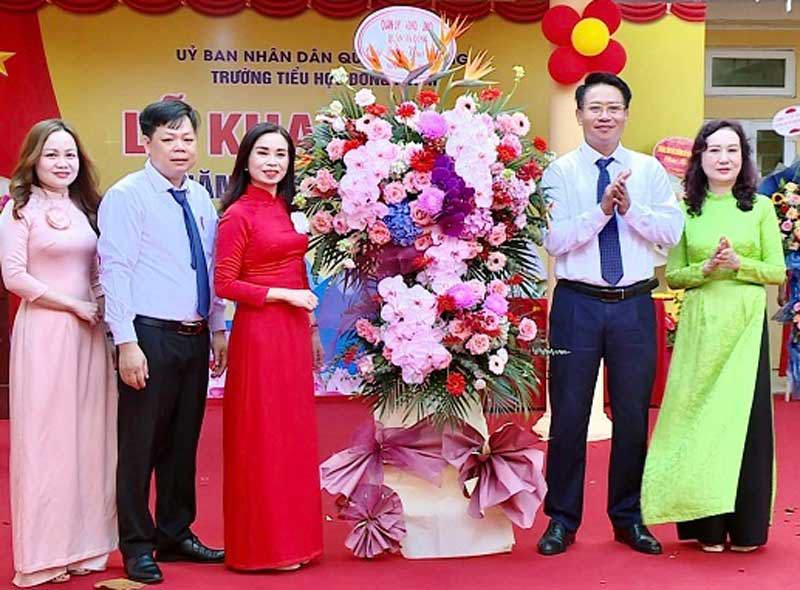 B&iacute; thư Quận ủy Nguyễn Thanh Xu&acirc;n tặng hoa tại trường Tiểu học Đồng Mai II