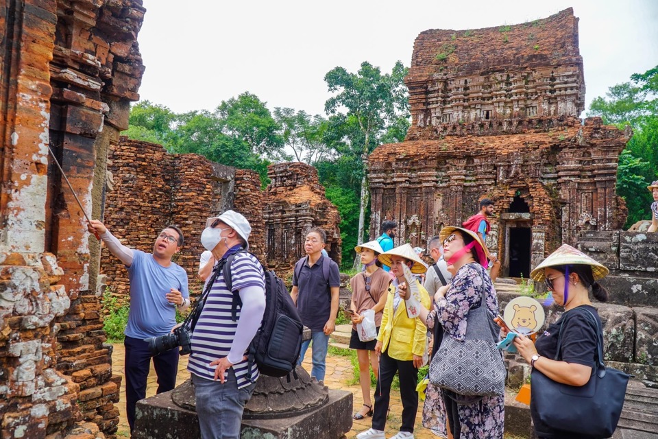 Vẻ đẹp cổ k&iacute;nh của Th&aacute;nh địa Mỹ Sơn (Quảng Nam) thu h&uacute;t đ&ocirc;ng đảo kh&aacute;ch du lịch tham quan, nghi&ecirc;n cứu. Ảnh: Ban Quản l&yacute; Di sản văn h&oacute;a Mỹ&nbsp; Sơn