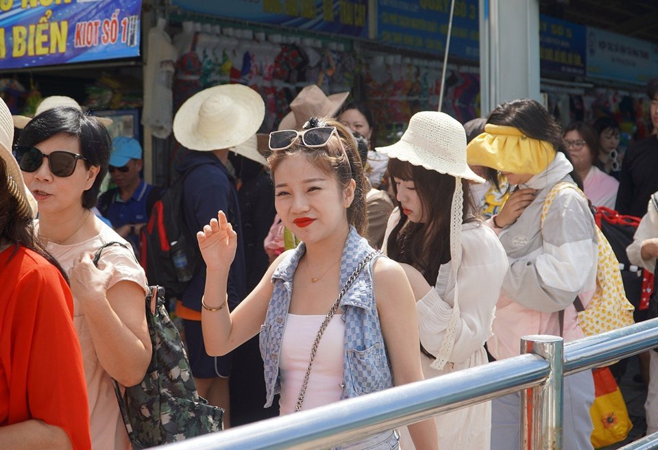 Du kh&aacute;ch đến du lịch biển tại Nha Trang dịp lễ 2/9/2023.