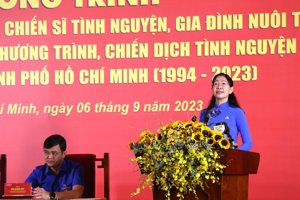 Chị Phan Thị Thanh Phương, B&iacute; thư Th&agrave;nh đo&agrave;n TP Hồ Ch&iacute; Minh b&aacute;o c&aacute;o kết quả 30 năm c&aacute;c chương tr&igrave;nh, chiến dịch t&igrave;nh nguyện H&egrave; của thanh ni&ecirc;n TP Hồ Ch&iacute; Minh (1994 - 2023) - Ảnh: VGP/Vũ Phong &nbsp;