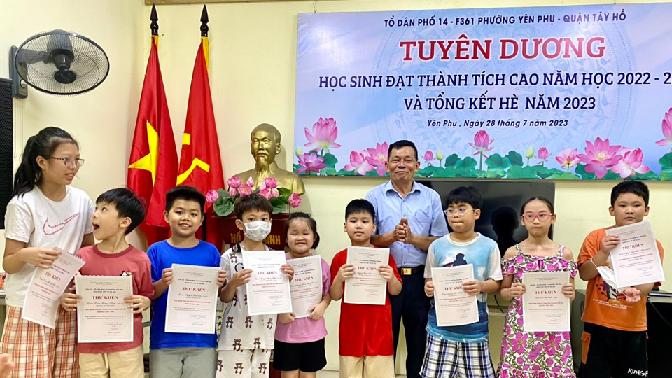 Kinh ph&iacute; của việc thu gom r&aacute;c thải được sử dụng l&agrave;m nguồn quỹ hỗ trợ, khen thưởng c&aacute;c ho&agrave;n cảnh kh&oacute; khăn, c&oacute; th&agrave;nh t&iacute;ch xuất sắc. Ảnh: Xu&acirc;n Thưởng